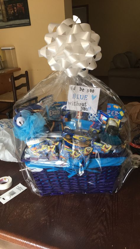 Blue And White Gift Basket, Blue Birthday Basket For Boyfriend, Blue Themed Gift Basket Boyfriend, Blue Gift Basket Ideas For Him, Diy Makeup Gift Basket, Blue Basket Gift For Boyfriend, Blue Gift Basket Ideas, Blue Themed Gift Baskets, Birthday Baskets For Boyfriend