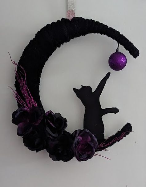 Project Bon Bon: Crescent Moon Cat Ornament Wreath Wreath With Cat, Black Cat Wreath Diy, Half Moon Wreath Halloween, Cat Moon Wreath, Crescent Moon Wreath Diy Halloween, Halloween Cat Wreath Diy, Diy Cat Wreath, Half Moon Wreath Diy, Moon Shaped Wreath