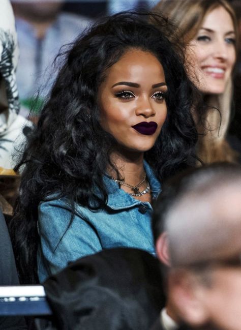 Dark Purple Lips, Dark Purple Lipstick, Rihanna Makeup, Looks Rihanna, Rihanna Love, Rihanna Outfits, Rihanna Looks, Rihanna Riri, Purple Lipstick