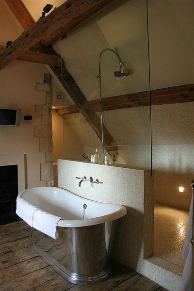 37 Walk In Showers That Add A Touch of Class and Boost Aesthetics | Decoholic Bathroom Stand, Walk In Shower Designs, Attic Bathroom, Bad Design, Wooden Beams, Dream Bathroom, House Bathroom, Wet Rooms, Free Standing Tub