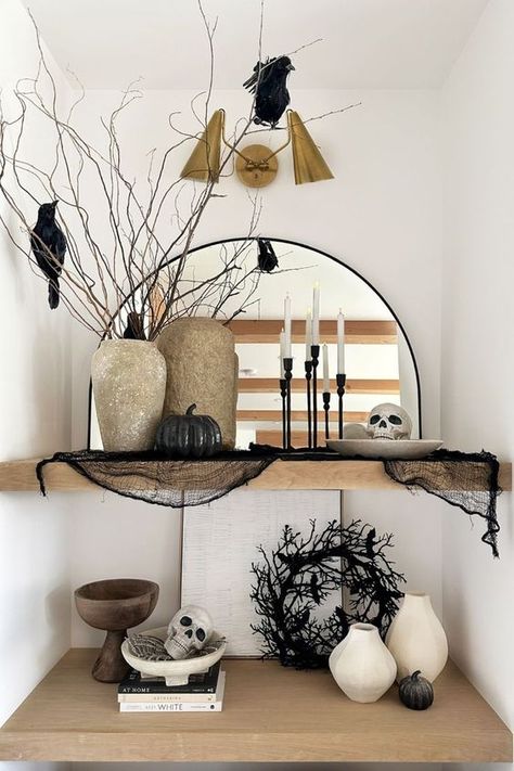 Halloween Shelf, Modern Halloween Decor, Chic Halloween Decor, Halloween Living Room, Classy Halloween Decor, Minimalist Halloween, Halloween Decor Diy, Halloween Mantle, Casa Halloween