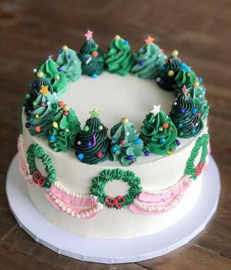 Christmas Cake Inspiration, Christmas Sweets Decorations, Christmas Themed Cake Ideas, Wreath Cake Christmas, Christmas Theme Cakes, Cute Christmas Cakes, Cake Christmas Decoration, Christmas Themed Cakes, Christmas Cupcake Decorating Ideas