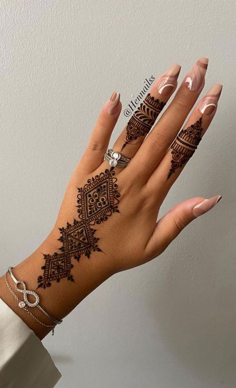 Minimal Henna Designs, Henna Designs 2023, Ramadan Henna Designs, Butterfly Henna Designs, Floral Henna Designs, Mandalas Henna Ideas, Henna Design Ideas Nude Nails With Design, Henna Crown, Crown Tattoos For Women, Elegant Henna, Wedding Henna Designs, Henne Tattoo, Crown Tattoos, Arabic Designs, Moroccan Henna