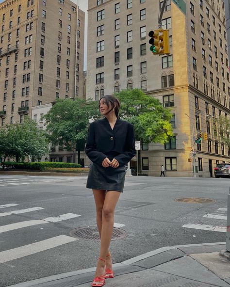 Big City Poses, Around Town Photoshoot, Poses For Pictures Instagram New York, Poses For Pictures Instagram Downtown, City Aesthetic Pictures Poses, Senior Picture Ideas New York, Poses In Front Of Building, It Girl Photoshooting Ideas, Pose In Front Of Building