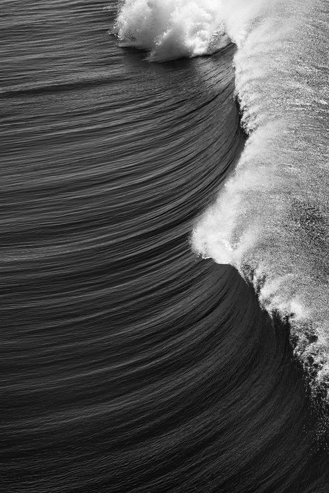 Simple Nature Photography | Surf by Kevin Jara  | Check out more great content at: http://www.emrld14.com No Wave, Photo Hacks, Surfing Waves, Foto Art, Ocean Wave, Jolie Photo, Black White Photos, Foto Inspiration, White Photo