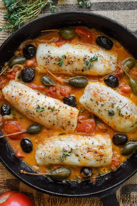 Cod Provençal with Tomatoes, Capers and Olives Cod Filets, Current Recipes, Cioppino Recipe, Cod Fish Recipes, Hungry Eyes, Fish Dinner Recipes, Country Recipes, Seafood Stew, French Recipes