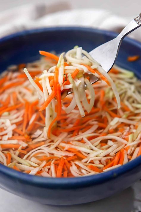 Bahn Mi Slaw, Dill Carrots Pickled, Quick Pickled Veggies For Bahn Mi, Bahn Mi Pickled Vegetables Recipe, Bahn Mi Vegetables, Pickled Bahn Mi Vegetables, Pickled Bamboo Shoots, Bahn Mi Vegan, Bahn Mi Wrap