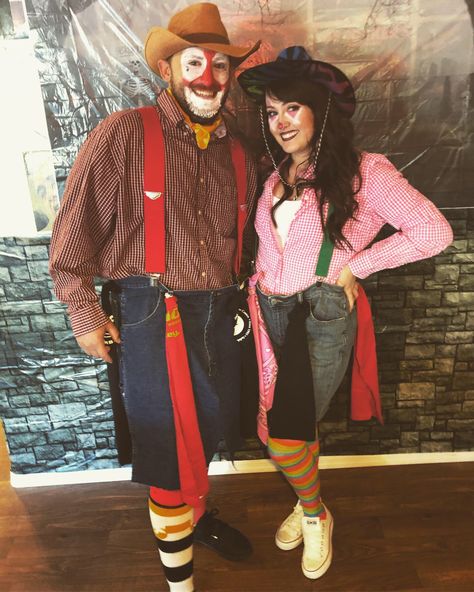 Couples rodeo clown for Halloween easy diy Rodeo Clown Costume, Halloween Easy Diy, Rodeo Clown, Clown Costume, Halloween 2024, Kids Halloween, Easy Halloween, Halloween Kids, Rodeo