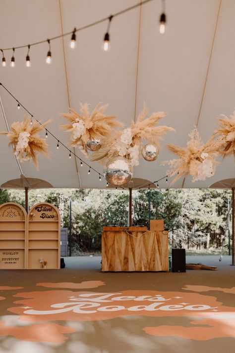 Hanging Pampas, Grass Arrangements, Country Boho Wedding, Country Themed Wedding, Retro Wedding Theme, Plant Styling, Dance Themes, Dance Floor Wedding, Ibiza Wedding