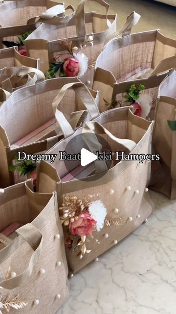 How To Make Gift Hampers, Wedding Gift Hamper Ideas, Wedding Room Hampers, Wedding Hamper Ideas, Diy Gift Hamper, Hampers Bag, Hamper Gift Ideas, Room Hampers, Gift Hamper Ideas