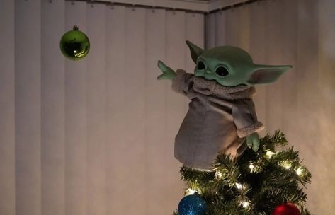 Star Wars Fans Are Using Baby Yoda as a Christmas Tree Topper Grogu Christmas, Star Wars Christmas Tree, Floating Ornaments, Holiday Tree Decorations, Star Wars Christmas, 12 Tomatoes, Christmas Tree Topper, Christmas Tree Baubles, Star Wars Yoda