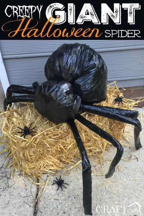 Creepy Giant Halloween Spider made with a trash bag and duct tape Scary Halloween Decorations Outdoor Diy, Diy Halloween Spider, Veselý Halloween, Läskig Halloween, Scary Halloween Decorations Outdoor, Scary Halloween Decorations Diy, Halloween Diy Outdoor, Halloween Outside, Halloween Decor Diy