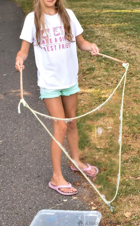 How To Make An Easy DIY Giant Bubble Wand & Keep The Kids Amused For Hours Bubble Wands Diy, Diy Giant Bubbles, Bubbles Wands Diy, Bubble Wand Diy, Diy Bubble Wands, Diy Giant Bubble Wand, Diy Bubble Wand, Making Bubble Wands, Diy Large Bubble Wand