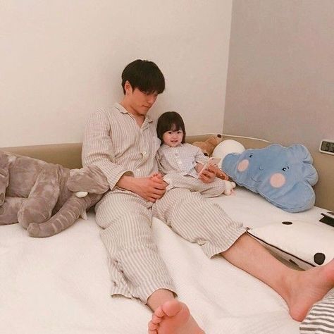 𝐅𝐚𝐭𝐡𝐞𝐫 𝐚𝐧𝐝 𝐝𝐚𝐮𝐠𝐡𝐭𝐞𝐫 𝐛𝐨𝐧𝐝 Asian Family, Couple With Baby, Kore Ulzzang, Korean Kids, Father And Baby, Ulzzang Kids, Cute Asian Babies, Korean Babies, Asian Kids