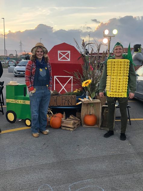 Farm Trunk Or Treat, Farmer Halloween Costume, Farm Costumes, Farmer Halloween, Scarecrow Diy, Halloween Farm, Corn Costume, Trunker Treat Ideas, Halloween Camping