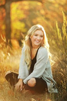 Railroad Photography Poses, Track Photoshoot, Haley Graham, Senior Portrait Outfits, Cute Senior Pictures, Senior Photoshoot Poses, Senior Portraits Girl, School Senior Pictures, Senior Photography Poses