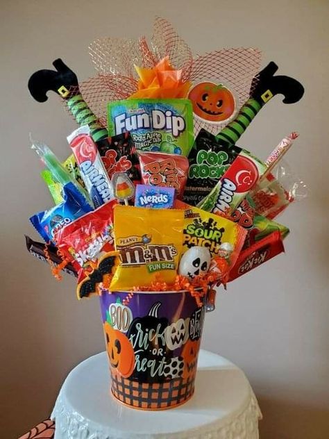 Halloween Candy Gifts, Halloween Treat Baskets, Candy Baskets, Diy Halloween Gifts, Spooky Basket, Dulceros Halloween, Kids Halloween Gifts, Spooky Halloween Gifts, Halloween Themed Gifts