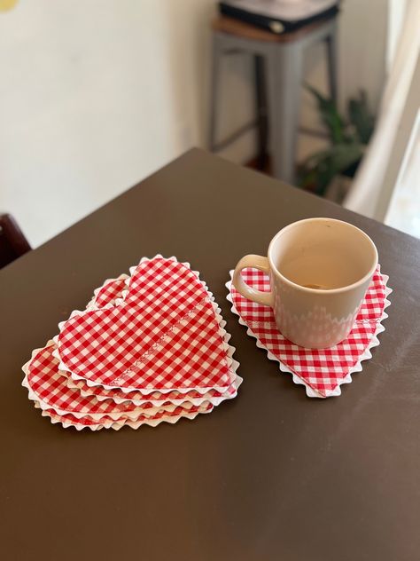 Valentines Day Heart Shaped Red Gingham Coasters, Gingham and Denim Repurposed - Etsy Diy Christmas Gifts Sewing Projects, Valentine Table Decorations Ideas, Coasters To Sew, Coasters Diy Fabric, Sewing Projects Gift Ideas, Sew Coasters, Sewing Coasters, Scrap Fabric Ideas, Placemat Sewing