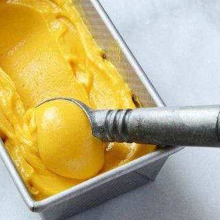 5-Ingredient Low-Carb Mini Cheesecakes are a great choice when everyone else is eating regular cheesecake, but you’re trying to stay low-carb or keto! They’re creamy and rich-textured, with just 2 … Yogurt Whips, Mango Frozen Yogurt Recipe, Mango Frozen Yogurt, Yogurt Recipes Healthy, Whipped Yogurt, Frozen Yogurt Recipes, Mango Ice Cream, Yogurt Recipe, Yogurt Ice Cream