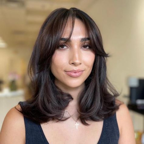 Mid-Length Hairstyle with Layered Side Bangs Midi Hair, Medium Haircuts With Bangs, Bangs Back, Bangs Ponytail, Long Shiny Hair, Bangs With Medium Hair, Fringe Hairstyles, Long Hair With Bangs, Mid Length Hair