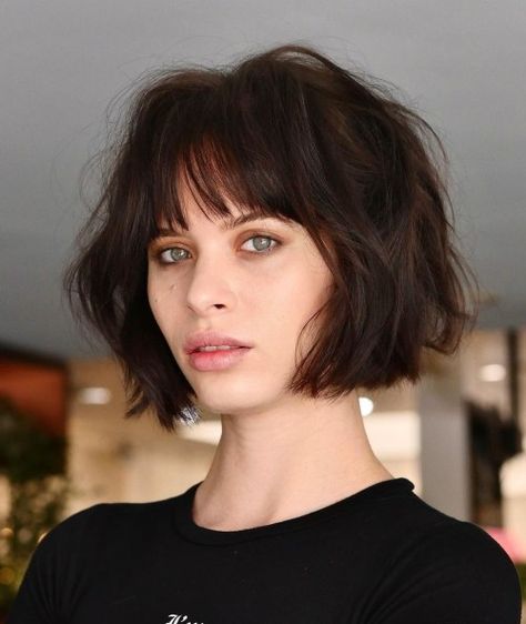 Brunette Bob With Bangs, Kort Bob, Layered Bob With Bangs, Short Bobs With Bangs, Layered Bob Short, Bob Hairstyles With Bangs, Chin Length Hair, Bob Haircut With Bangs, Bob With Bangs