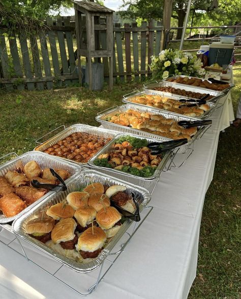 Sweet 16 Bbq Ideas Backyard Parties, Backyard Surprise Birthday Party, Cookouts Ideas Backyard, Bbq Family Reunion Food Ideas, Aesthetic Bbq Party, Bbq Layout Ideas, Food For Big Parties, Birthday Cookout Ideas Backyard Parties, Bbq Set Up Ideas Backyard Parties