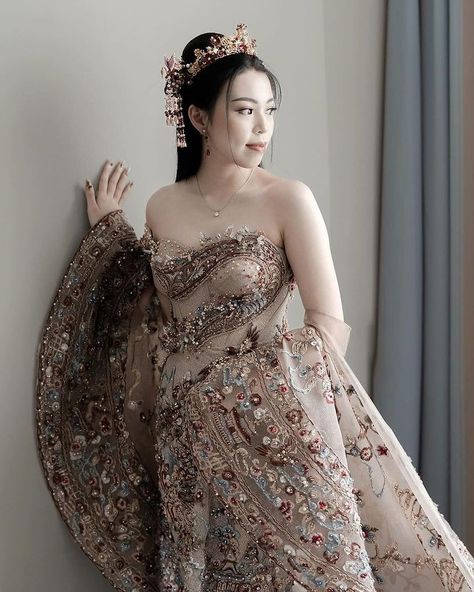 Wedding gown & Cheongsam (@alethea_official.id) • Instagram photos and videos Chinese Modern Wedding Dress, Cheongsam Modern Wedding, Sangjit Dress, Qipao Gown, Cheongsam Wedding, Wedding Cheongsam, Pattern Clothes, Cheongsam Modern, Chinese Wedding Dress