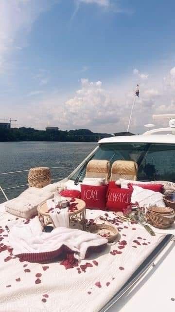 Picnic On Boat, Boat Decorating Ideas Party, Picnic On A Boat, Yacht Date, Yacht Decorating Ideas, Yacht Proposal, Boat Picnic, Anniversary Picnic, Yacht Decor