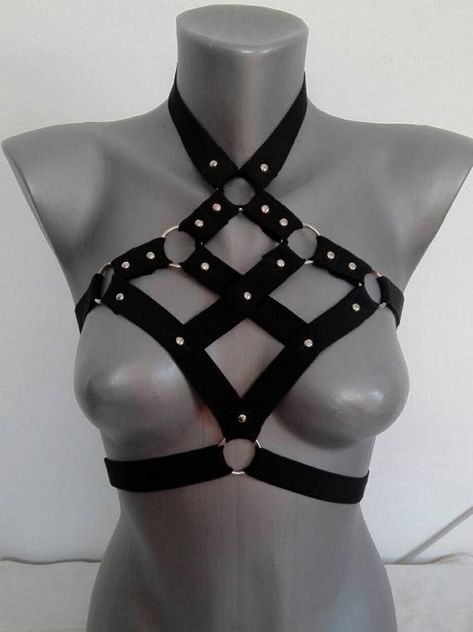 Harness Aesthetic, Body Harness Outfits, Diy Bralette, Chica Punk, Gothic Lingerie, Harness Fashion, Harness Bra, Body Harness, Leather Harness