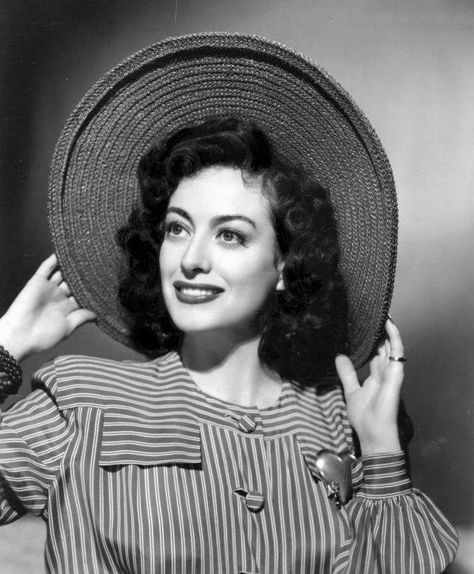 Joan Crawford 50's Fashion, Old Hollywood Movie, Vintage Hollywood Glamour, Star Actress, Classic Movie Stars, Old Hollywood Stars, Classic Actresses, Hollywood Icons, Joan Crawford