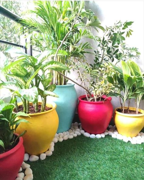 Terrace Potted Plants, Balcony Decoration Ideas With Plants, Colorful Balcony Decor, Colorful Planters Pots, Colorful Balcony Ideas, Artificial Grass Balcony, Reka Bentuk Landskap, Tanaman Indoor, Tanaman Pot