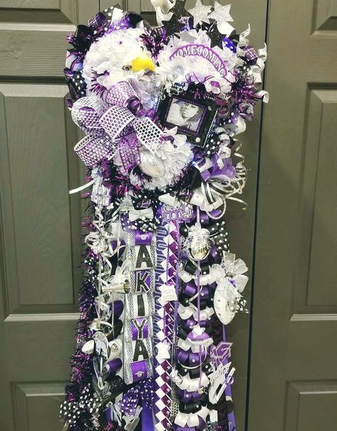 Large Heart shaped Mum with picture frame. #homecoming #homecomingmums Large Mums Homecoming, Heart Shaped Homecoming Mums, Heart Mum, Heart Mums Homecoming, Homecoming Mums Senior, Football Mums, Diy Room Decor Videos, Texas Homecoming Mums, Cheer Spirit