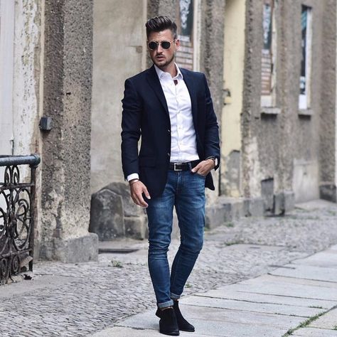 Best White Shirt Outfit Ideas For Men. White shirt, blazer, jeans, belt, suede Chelsea boots 1. Click image to view more.  #men #outfits #UrbanMenOutfits #menfashion #mensguides #menswear #menstreetstyle #gentlemenstyle #summerfashion #stylish #summer #fashion #ootd #whiteshirt #shirts Best White Shirt, Blazer Outfits Men, Jeans Blazer, White Shirt Outfits, Herren Style, Mens Fashion Smart, Blazer Jeans, Winter Outfits Men, Mode Casual