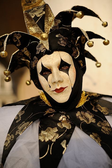 Court Jester Mask, Venice Carnival Costumes Diy, Venice Carnival Aesthetic, Court Jester Aesthetic, Carnival Performers, Venetian Clown, Venice Mask Carnival, Venetian Jester, Italian Masquerade