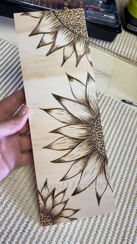 Sunflower Wood Carving, Flowers Wood Burning, Pyrography Beginners, Sunflower Pyrography, Easy Wood Burning Ideas For Beginners, Wood Burning Flowers, Sunflower Wood Burning, Home Decor Ideas For Kitchen, Wood Burning Designs