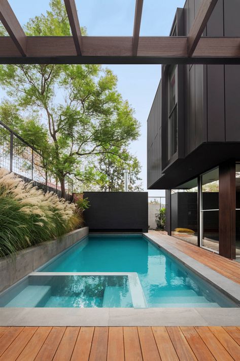 10 Minimalist Swimming Pool Designs for Small Terraced Houses Small Terraced House, Moderne Pools, Small Swimming Pools, Pool Landscape Design, Small Pool Design, Modern Pools, Small Pools, Backyard Pool Designs, Swimming Pools Backyard