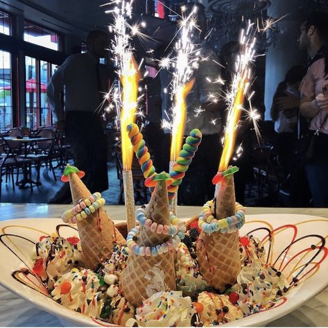 Sugar Factory Drinks, Gourmet Ice Cream Recipes, Sugar Factory Las Vegas, Las Vegas Desserts, Dark Chocolate Cheesecake, Cake Sparklers, Sparkling Candle, Dinner Party Dishes, Sugar Factory