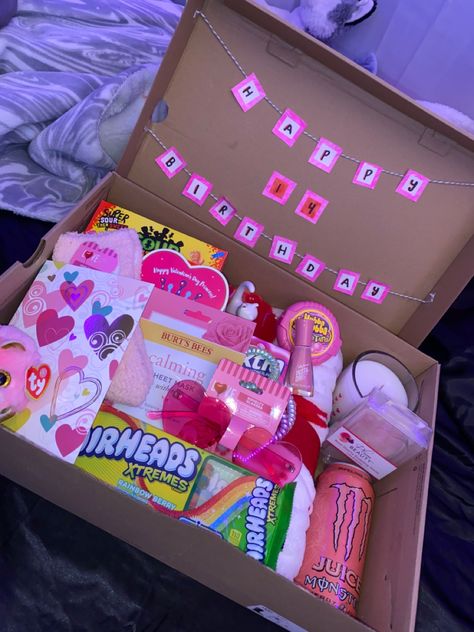 Birthday Ideas For Cousin, Poklon Za Rodjendan Bff, Cute Baskets For Girlfriend, Shoe Box Birthday Gift, Birthday Room Surprise For Best Friend, Birthday Gift Ideas For Cousin, Cute Bff Gifts Diy, Pink Gifts Ideas, Presents For Cousins