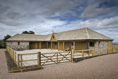 always loved and old school english yard w L shaped stable. more modern black roofline. black. red. green. lighter colored stonework. trellis and pergola. hedges. long rectanglular water trough. Stable Yard, Equestrian Building, Stable Ideas, Dream Horse Barns, Horse Barn Plans, American Barn, Barn Living, Dream Yard, Stables Design