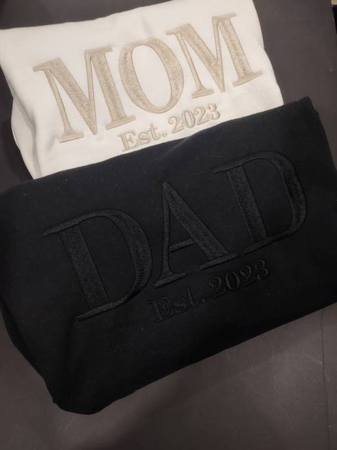 Mom And Dad Sweaters, Dad Crewneck Sweatshirt, New Mom Christmas Gift, Mom And Dad Sweatshirts, Dad Announcement Pregnancy, Push Gifts For New Mom, Baby Announcement To Dad, Father’s Day Gifts, Pregnacy Reveal