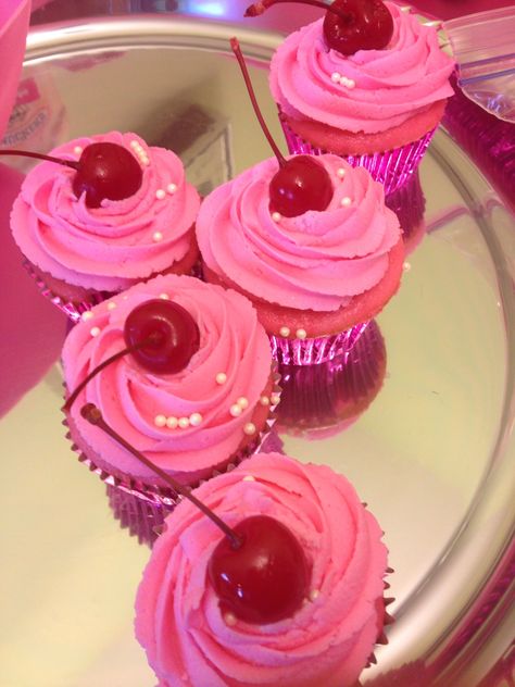 Pinkalicious Cupcakes, Pink Birthday Party Decorations, Barbie Cupcakes, Pink Party Theme, Barbie Theme Party, Bolo Barbie, Cute Birthday Ideas, Barbie Birthday Party, Pink Birthday Party