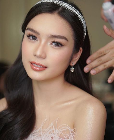 Filipina Makeup, Debut Hairstyles, Graduation Look Makeup, Asian Makeup Trends, Asian Wedding Makeup, Fresh Makeup Look, Asian Bridal Makeup, Light Makeup Looks, Soft Makeup Looks