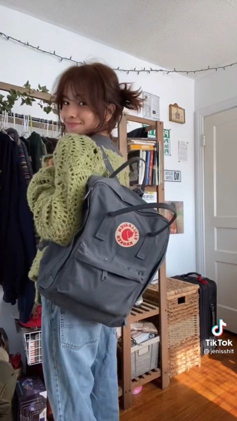 Fjallraven Kanken Outfit, Kanken Backpack Outfit, Kanken Aesthetic, 대학생 스타일, Mochila Fjallraven Kanken, Fjallraven Backpack, Backpack Fjallraven, Backpack Outfit, Uni Outfits