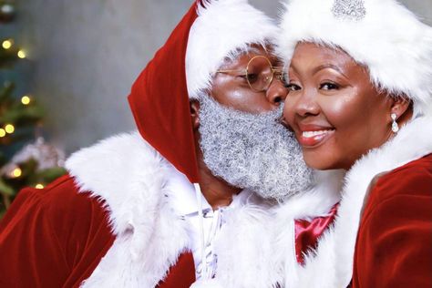 Black Mr And Mrs Claus, Black Mrs Claus, Black Santa Claus Pictures, Mrs Clause Costume, Black Christmas Cards, Black Santa Claus, Mr And Mrs Claus, African American Holidays, Santa Claus Pictures