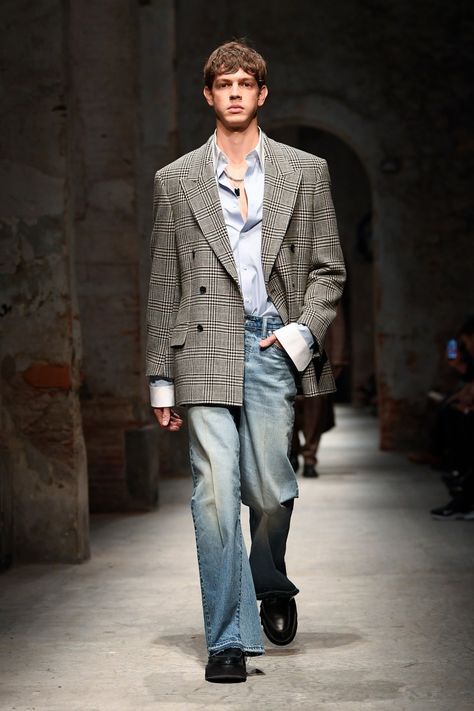 Todd Snyder Men's Fall 2024 [PHOTOS] Men Italian Fashion, Suit With Jeans For Men, Jeans With Blazer Outfit, Office Wear Men, Men Winter Fashion, Formal Streetwear, Mens Smart Casual Outfits, Blazer Outfits Men, Modern Mens Fashion