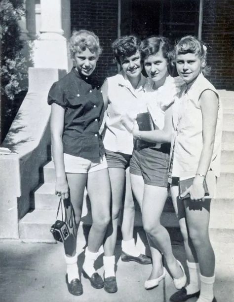 1950s Fashion Teenagers, Vintage 1950s Aesthetic, 1950s Teenagers, Penny Loafers Outfit, 1950s Girl, Life In The 1950s, 1950s Fashion Women, Teenage Clothes