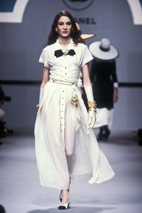 80s Runway Fashion, Karl Lagerfeld Fashion, 1980’s Fashion, Chanel Spring Summer, Chanel Runway, Classic Chanel, 90s Runway Fashion, Runway Fashion Couture, Vintage Runway