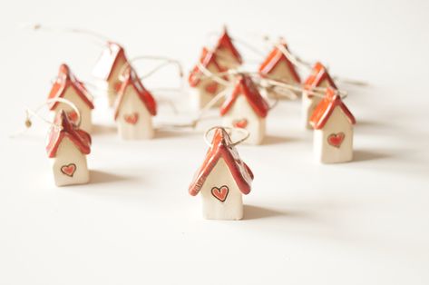 -------------------- DESCRIPTION -------------------- 🏠 Welcome to our charming collection featuring Mini Houses with Hearts! These meticulously crafted ceramic houses are perfect as favors for guests, wedding favors, or delightful housewarming gifts. Each little house exudes a heartwarming touch, serving as a unique hanging ornament or even a ceramic house necklace. 💖🎁 Our Mini Houses with Hearts aren't just tiny guest favors; they're versatile, symbolizing love and coziness. They're the ide Ornament Wedding Favors, House Necklace, Mini Houses, Thoughtful Gifts For Her, Unique Favors, House Ornaments, Ceramic Houses, Heart Ornament, Mini House