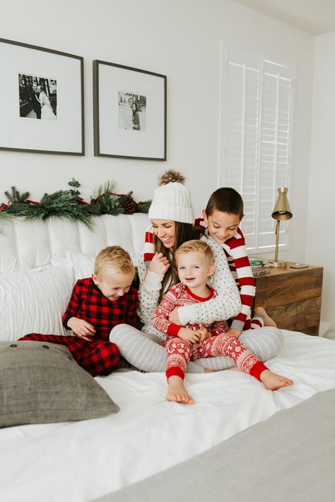 Christmas jammies for the whole family | merricksart.com Christmas Pictures Pajamas, Christmas Pajama Pictures, Christmas Pictures Friends, Winter Family Photoshoot, Family Christmas Pictures Outfits, Babies Christmas, Dog Christmas Pictures, Christmas Couple Pictures, Christmas Pictures Outfits