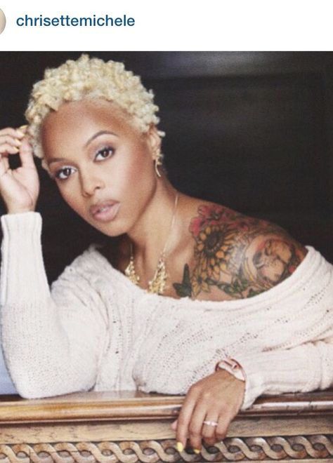 Chrisette Michele with her new blond twists Chrisette Michele Tattoos, Blonde Twa, Twa Hair, Chrisette Michele, Jagua Henna, Shoulder Piece, Twa Hairstyles, Natural Hair Cuts, Hot Hair Colors